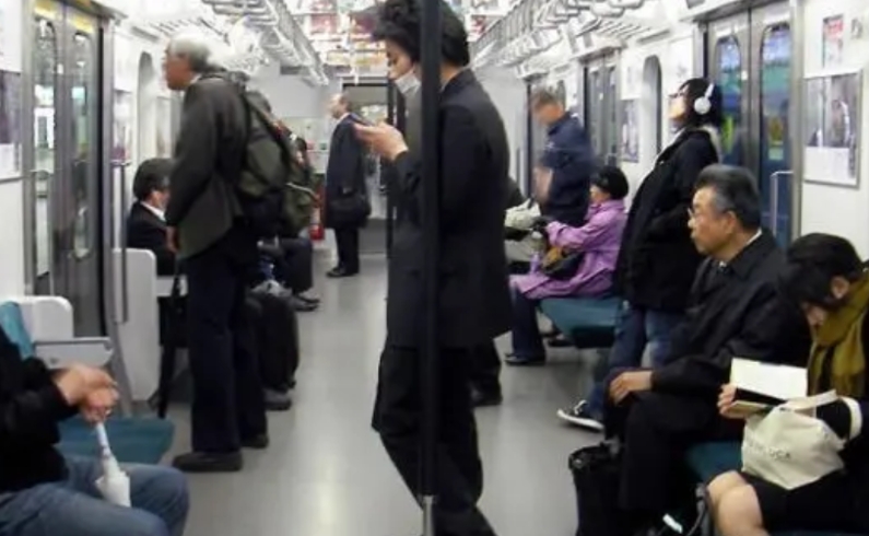 在日本曾经有个罪名，叫做痴汉罪。简单来说就是在电车上性骚扰或者猥亵女性就会构成痴