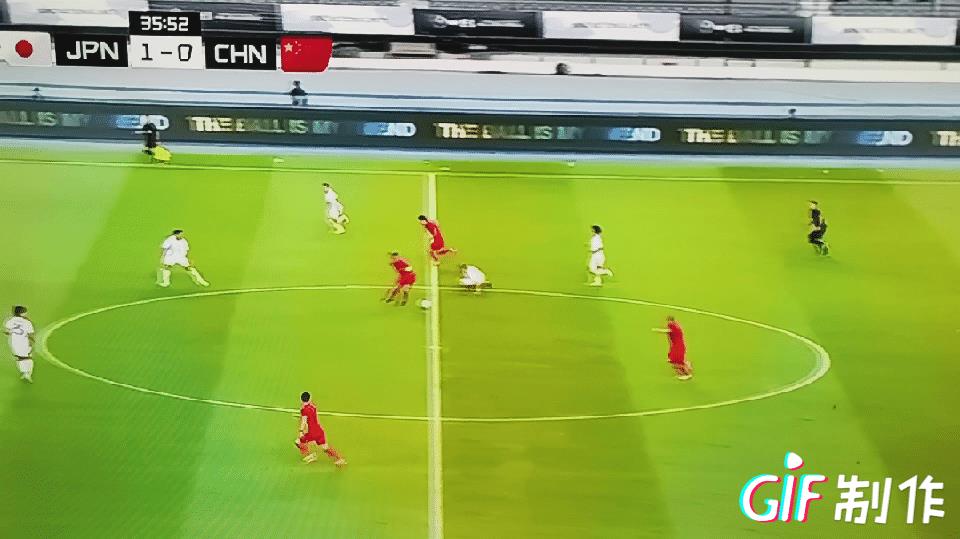 王钰栋犯的2个错误:
第一，球传得太直了，导致汪士钦没有办法用他的习惯脚左脚去接
