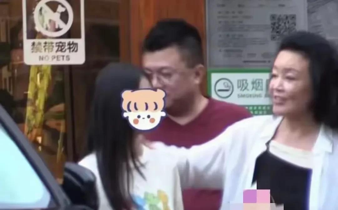 湛兰真是闲不住
从法国浪漫回来
立马听取网友的建议
安排了一桌祖孙情聚餐
带着姐
