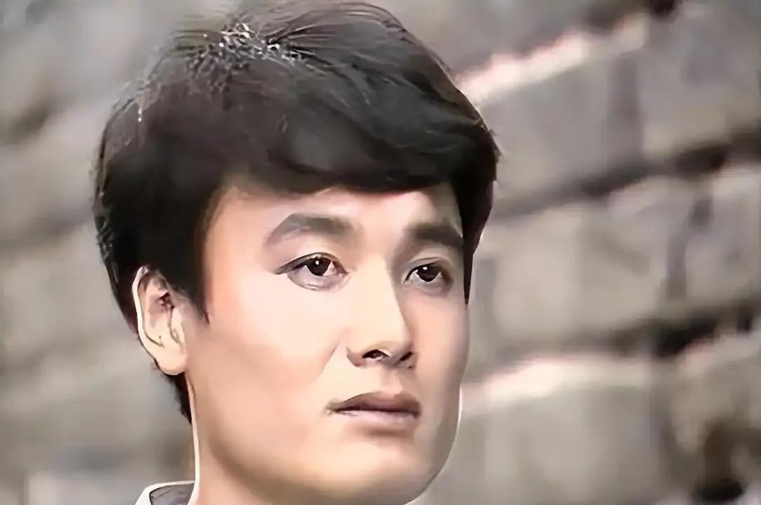 孙松与侯继林坚持丁克，孙松母亲韩影虽曾盼抱孙，却展现出宽容大度。她深知生育是夫妻