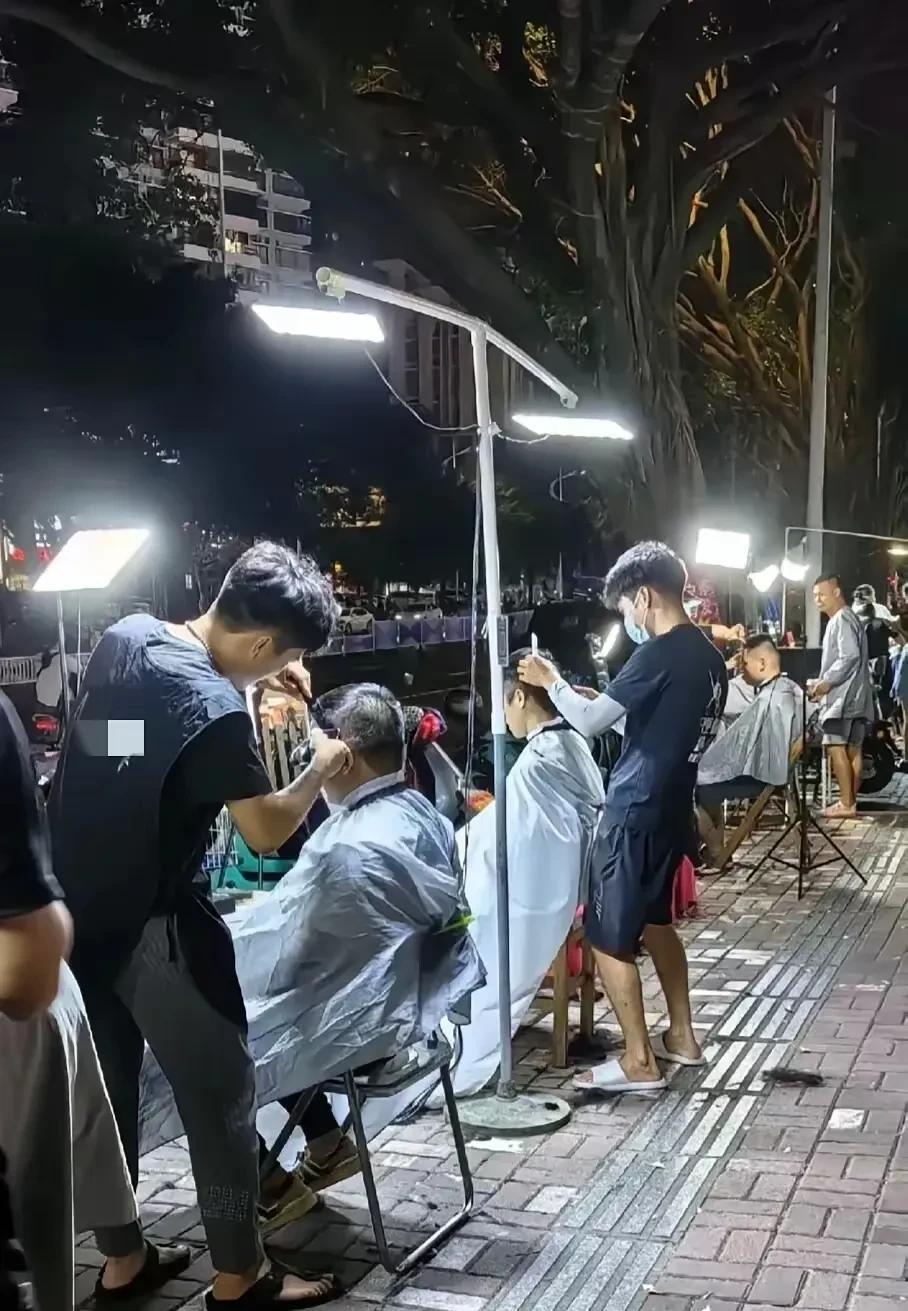 现在的钱真的有那么难赚吗
专业25块洗剪吹店都少有人去了
很多同事说如果不是想去