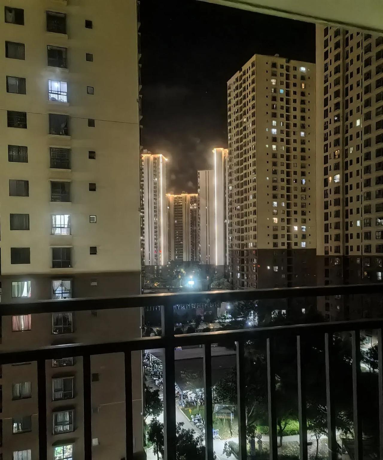 每天夜里都到十二点了，外面依旧十分喧嚣。一群又一群路过的人，说话的声音颇为响亮。