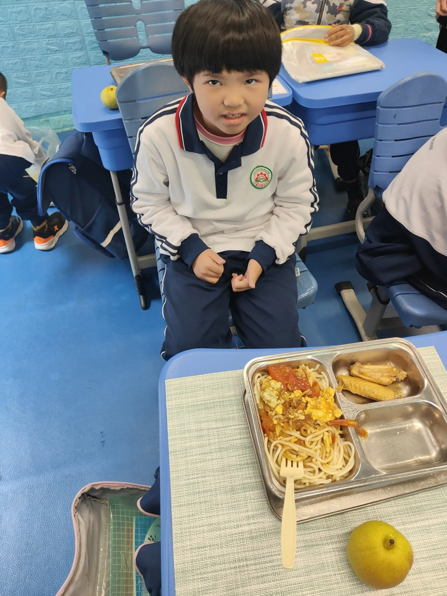 女儿学校的15元午餐。
大家说这伙食算贵吗？