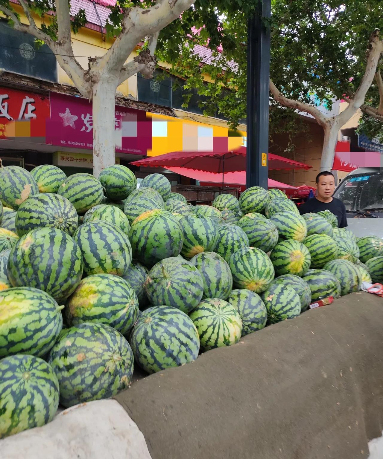 今年的水果真的没救了。
昨天我发文拍摄了本地的香蕉，蓝莓，草莓等水果地板价，有网