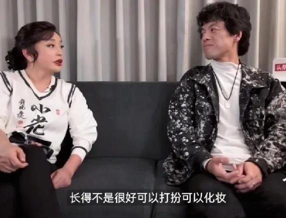 刘晓庆真的太懂怎么拿捏男人了！
刘晓庆一脸真诚的对竹内亮导演说，做男人比做女人更