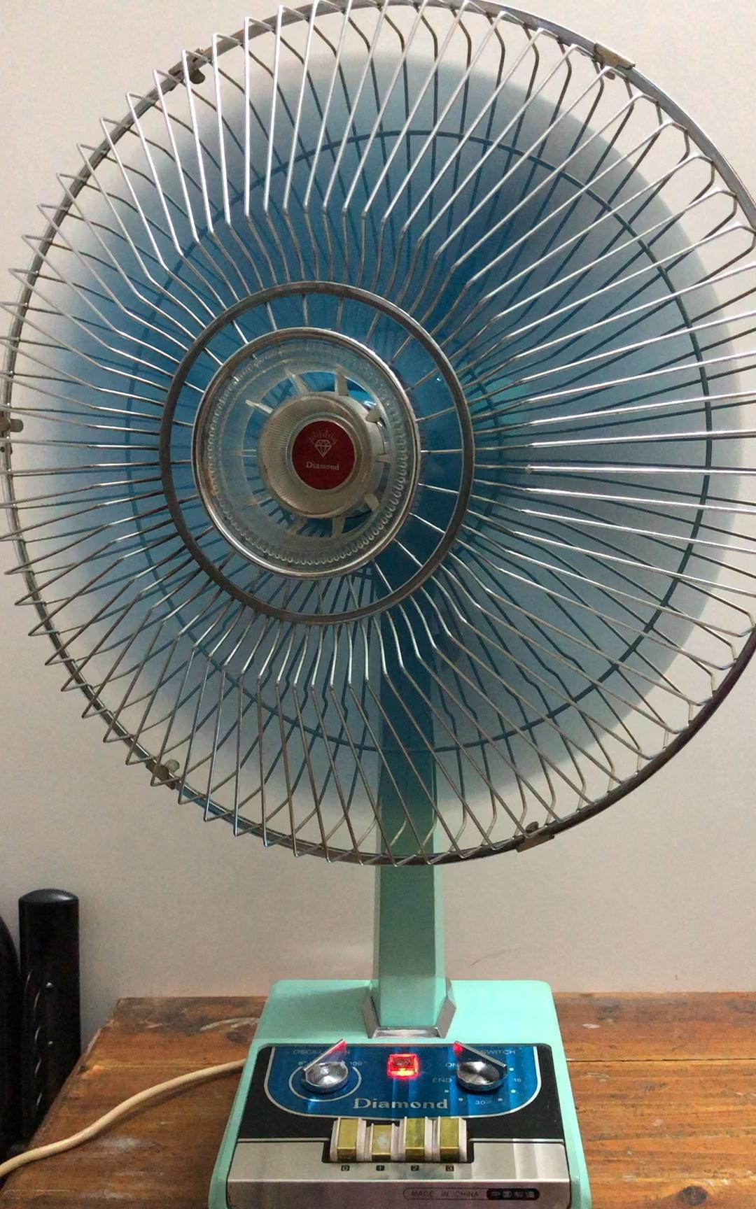 刚才在朋友家发现了一件老古董电器，这应该是很多70后结婚的陪嫁。只是，这个风扇的
