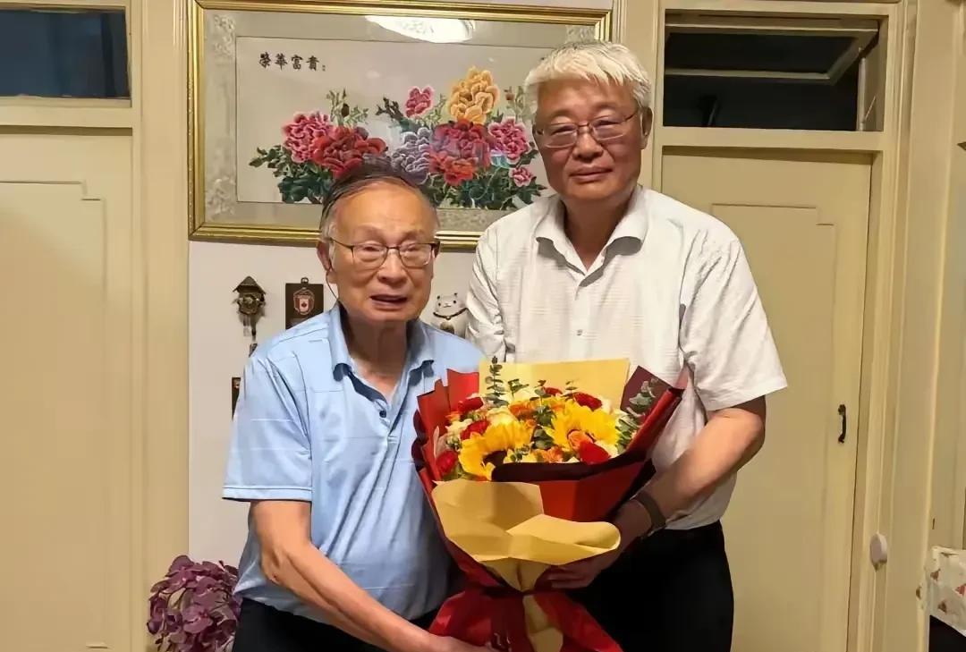 左边这位老先生，计算机教材发行量之大，世界罕见，40-70岁的理工科大学毕业生，