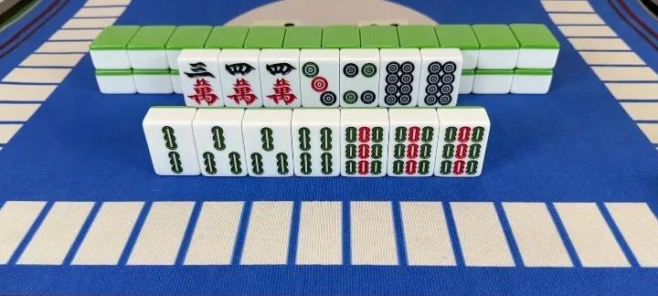 我认为，此牌天王老子来了都打3条，毫无疑问的，毋庸置疑的，如果你非要作妖去打4万
