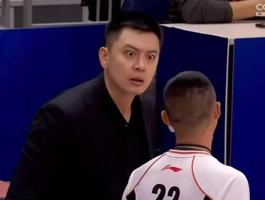 杨鸣不愧是大帅哥！怒喷裁判都不影响俊美的五官！
杨鸣虽然长得白嫩小生脾气却非常火