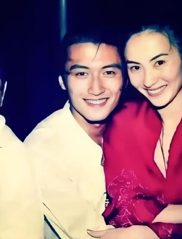 主持人问张柏芝，你怎么评价自己的每一段感情？
张柏芝说，离开我是他们的损失！
