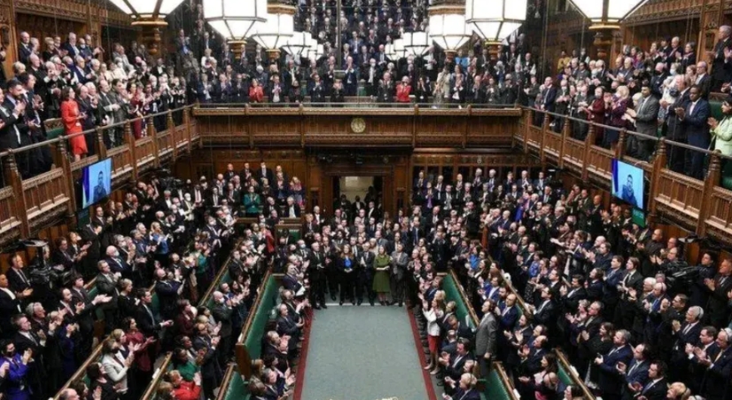 笑翻全世界，英国议会小得要命，只有四百多个座位，而下议院有659个议员，如果全部