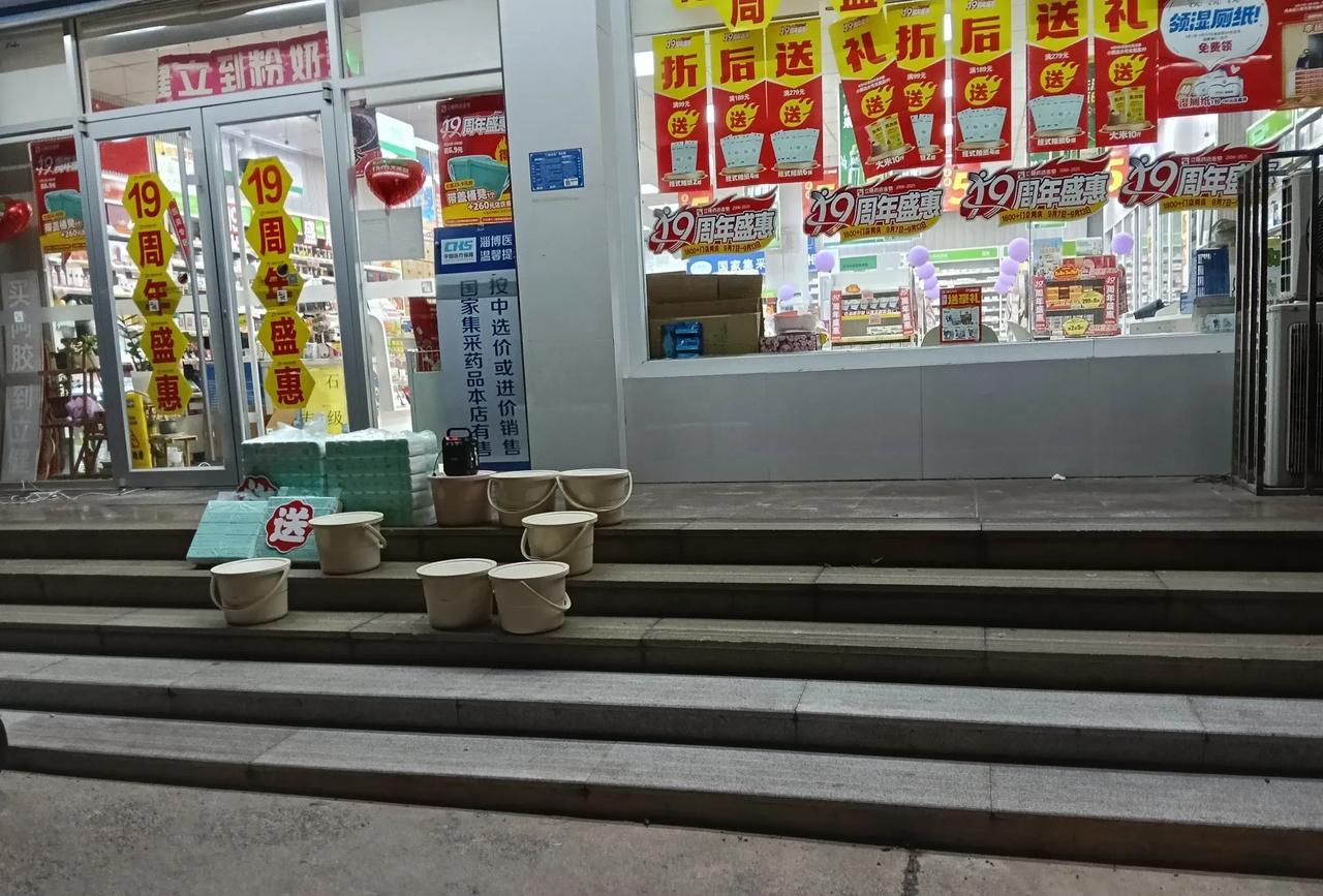 我发现今年什么事情也不好做，就连药店里这药品也是挺难卖的。
我看到我们这里好多药