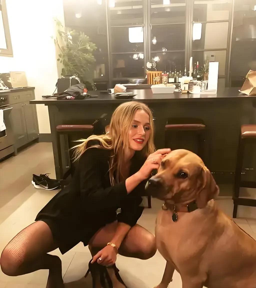跟雄鹿老板女儿好上了？
今年夏天，雄鹿队的阵容发生了剧变。先是裁掉了利拉德，随后