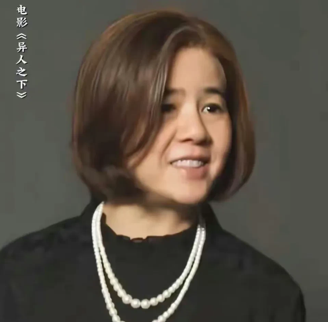 金龟子刘纯燕竟然换发型了。

从小看她的节目长大，在我心目中她一直是半头齐短发，