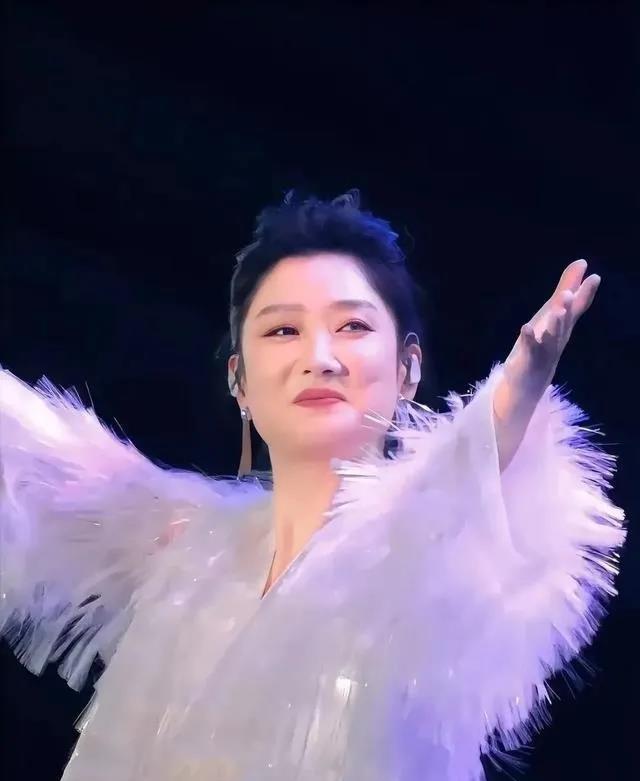凤凰传奇的玲花一夜一夜的失眠！
她实在不理解，

曾毅都已经51岁的老男人了