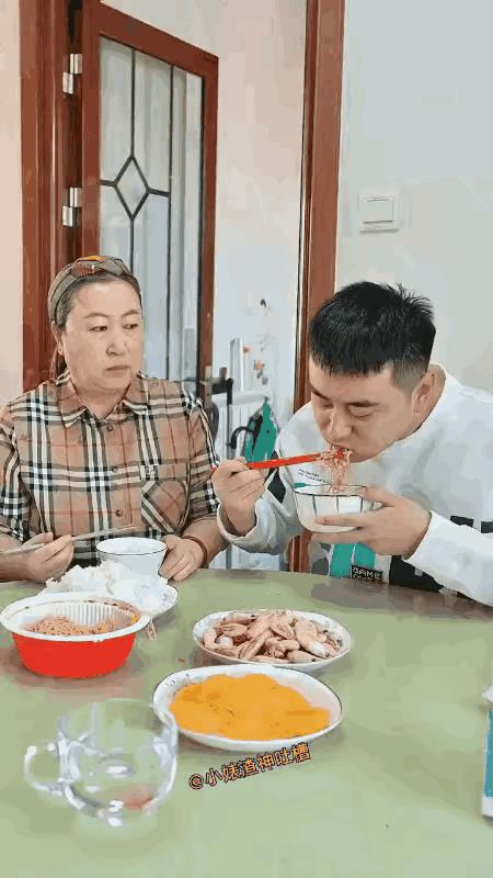 什么臭毛病，叫你吃……
一家人吃着早餐，可能是小俩口昨天刚闹了点矛盾，丈夫的吃法