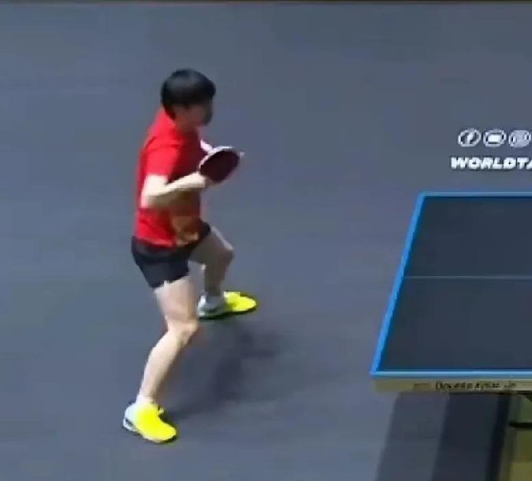 不得不说，孙颖莎就是孙颖莎啊！
看了莎莎“瑞典大满贯”的首场比赛直播！
第一局汉
