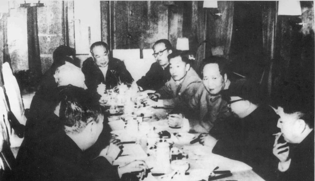 20世纪60年代初，叶飞（右四）参加毛泽东（右三）在专列上召开的工作会议。#新锐