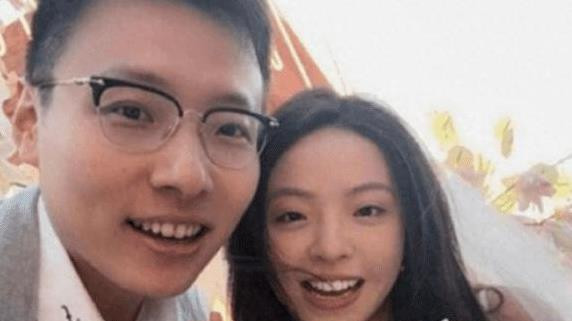 王中磊现身路边摊吃火锅，一顿火锅仅花71元，喝9元一瓶的酒