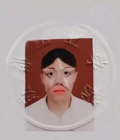 毕业证钢印在脸上是什么体验，我想说还有谁比我惨？