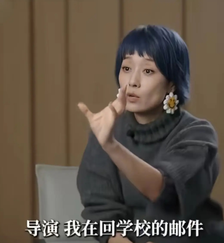 王家卫又拽又装，还看人下菜碟，但遇到跟他硬刚的人立马没脾气。
金靖这种小咖墨镜是