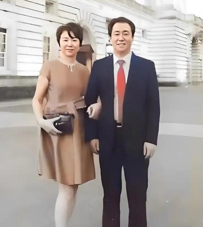 不是不报，时候未到！许家印的前妻在通过“技术离婚”后，获得了恒大数百亿港元的分红