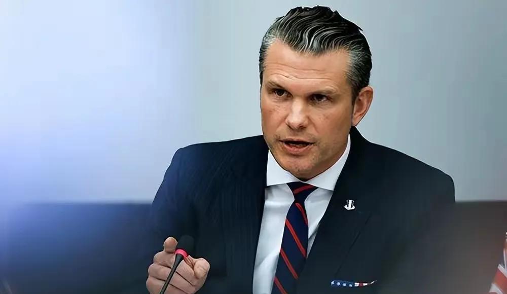 美国开始摊牌了！美国国防部长赫格塞斯在听证会上公开承认，美国确实已经制定武力夺取
