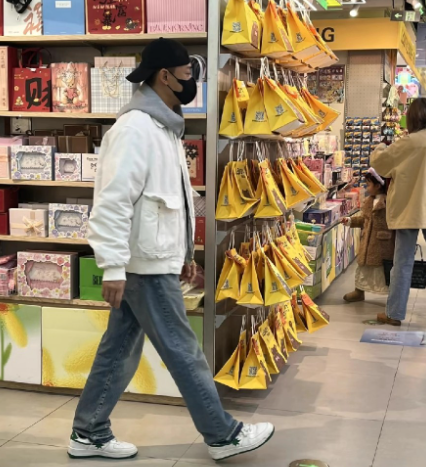 网友拍到林峯配妻儿逛文具店，自从林峯跟张馨月结婚后，林峰不再是有魅力的LF