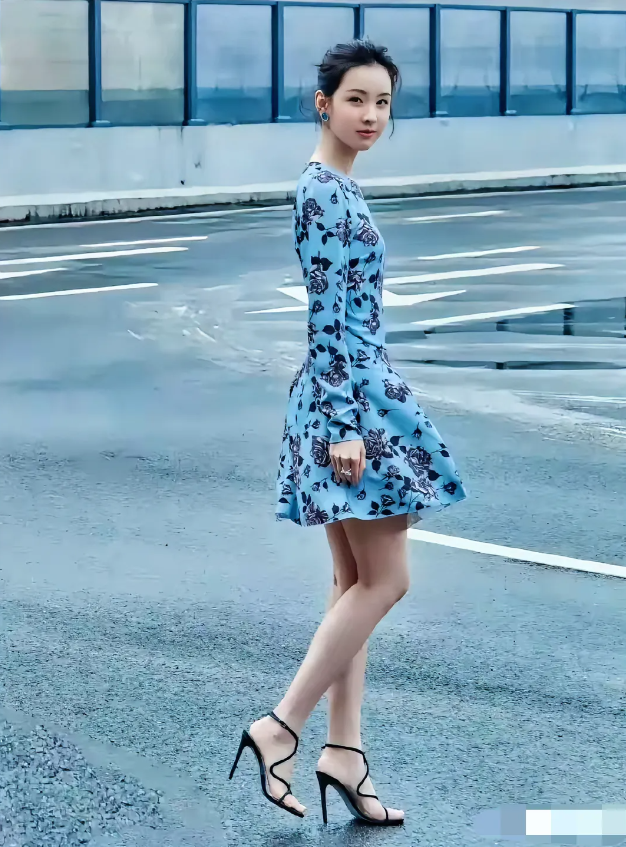 陈都灵，168cm，脚上的鞋即简单又精致，太符合她的气质了