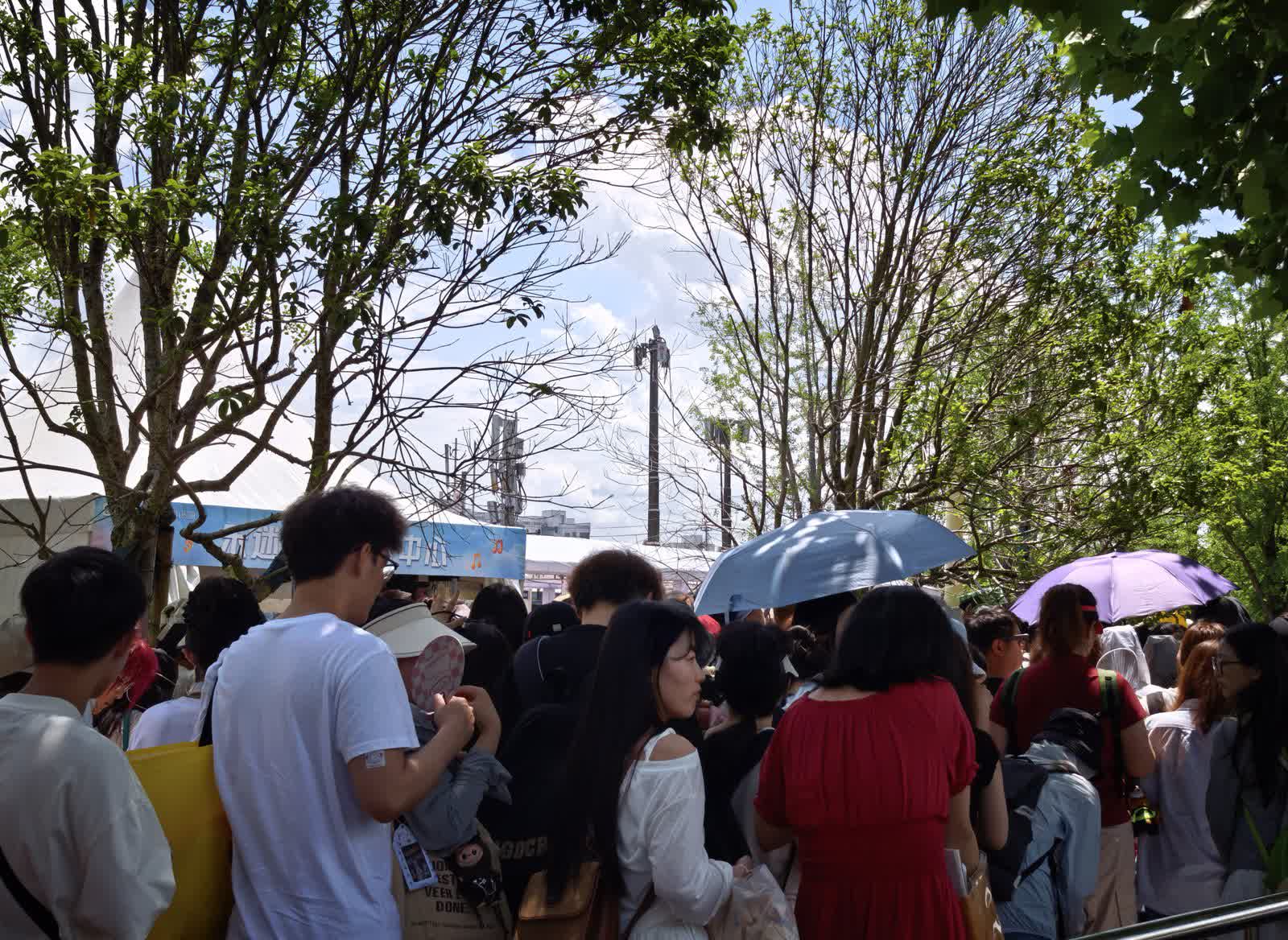 现在的年轻人，思想活跃，也喜欢玩，喜欢活给自己，参加黄山音乐节的许多年轻人，随后