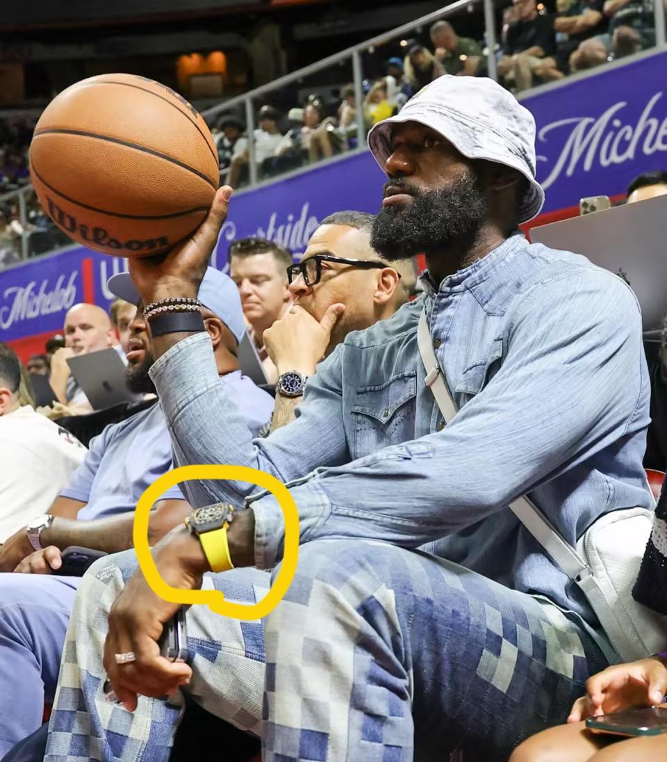 詹姆斯一再被推上风口浪尖！这样对待一名传奇巨星礼貌吗？
今日湖人队记报道了詹姆斯