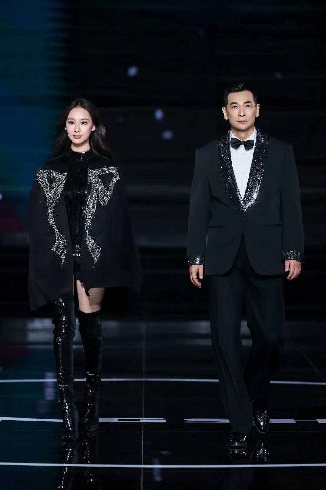 赵文卓和大女儿一起走秀
