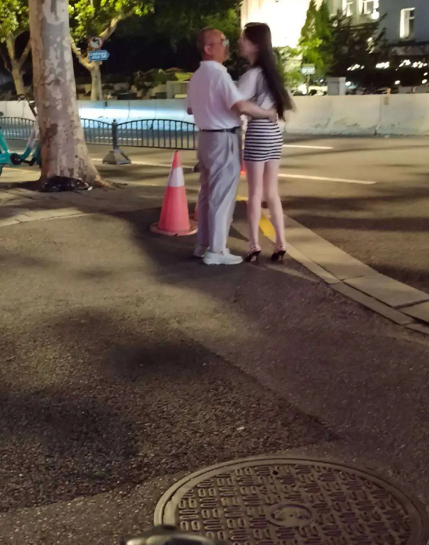 她到底图他什么，岁数大？


