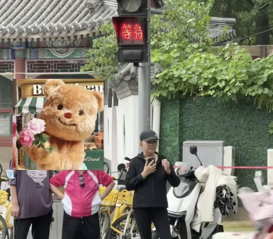 5月22号在北京日坛公园门口，有网友看见宋丹丹啦！她穿一身黑运动装，戴棒球帽素颜
