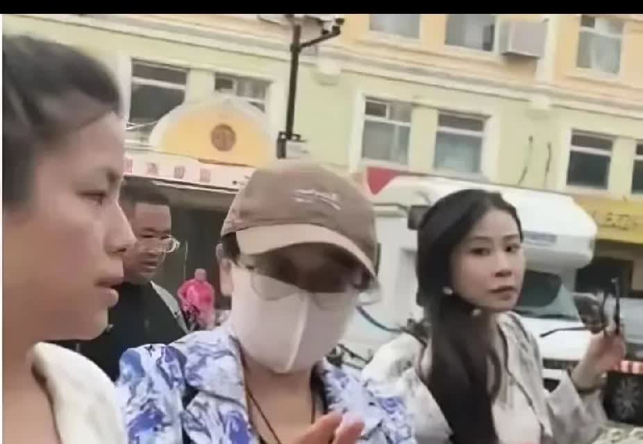 许姚今天开会，许家人雄纠纠气昂昂都到了现场助力许姚！现场上，有久违的柴桑大姐和许