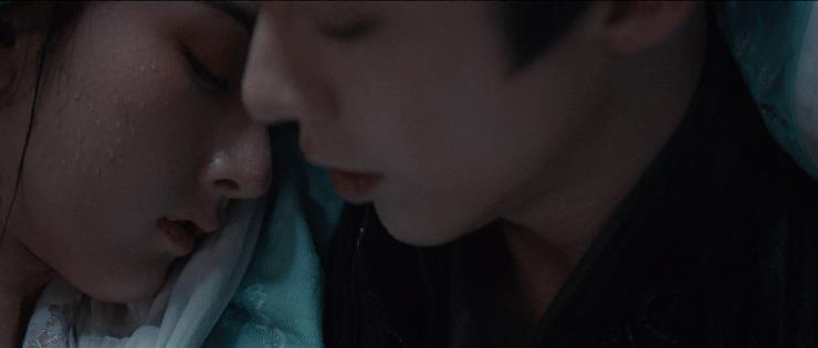 命运交织下的乔家双姝：雨中镜像人生
烟雨朦胧中，乔家姐妹的命运如两条迥然不同的河