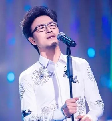 终于知道章子怡为何会看上汪峰了，
倒不是因为他魅力大，
也不是因为他很会制造浪漫