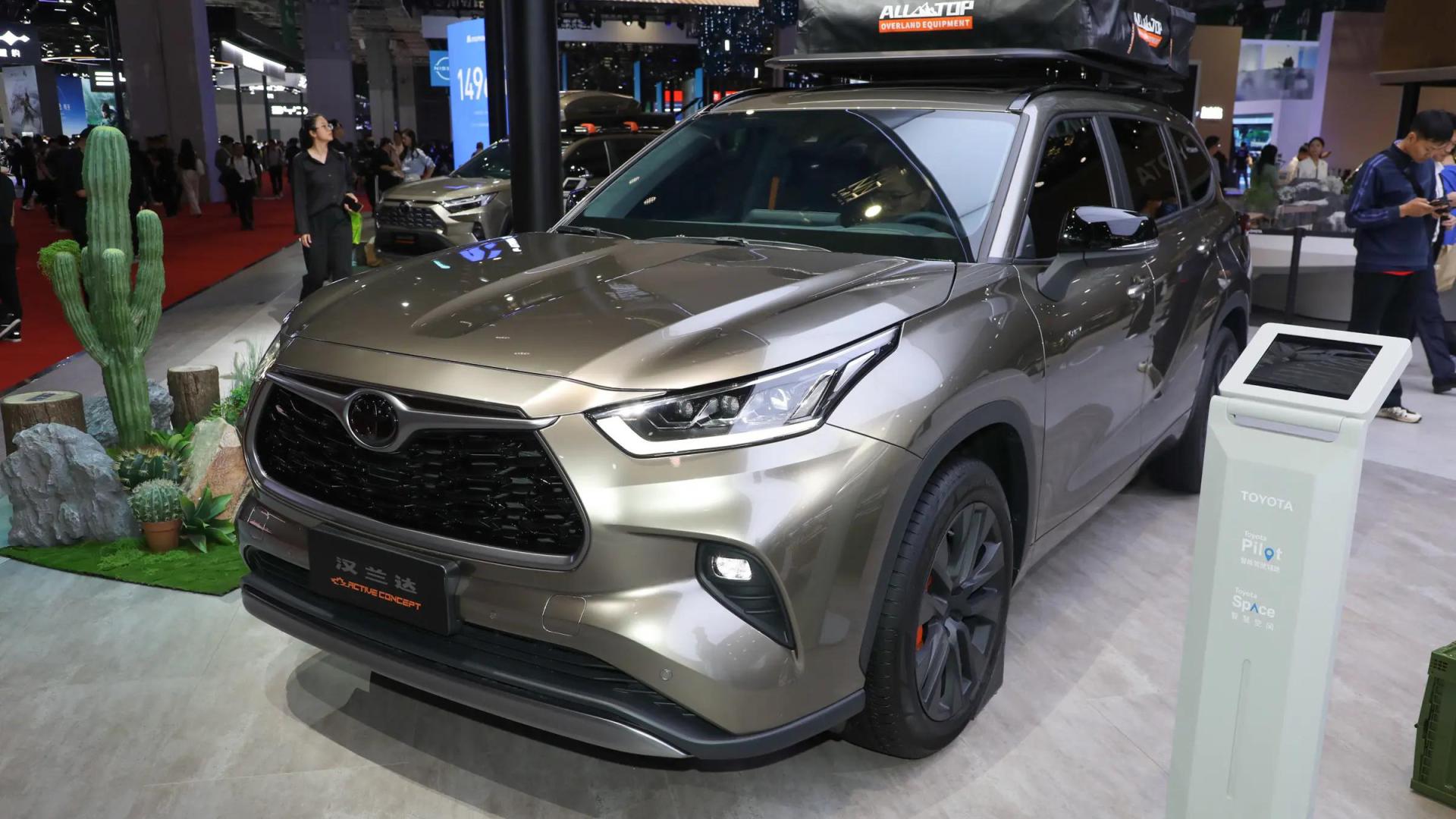 颜色成为卖点！实拍2025款“丰田汉兰达”，网友：就没别的了？