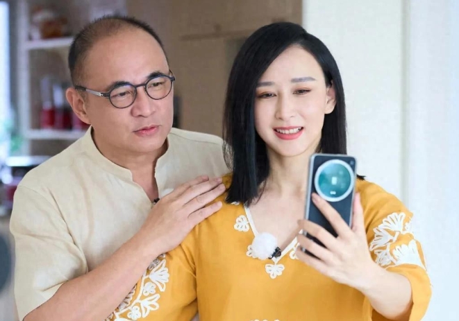 1989年，朱兆祥带女友杨紫琼回家见家长。朱母立刻棒打鸳鸯，朱兆祥不解，她长得漂