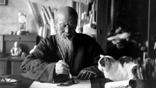 1952 年实拍：88 岁齐白石的画室日常，猫是他的 “御用监工”