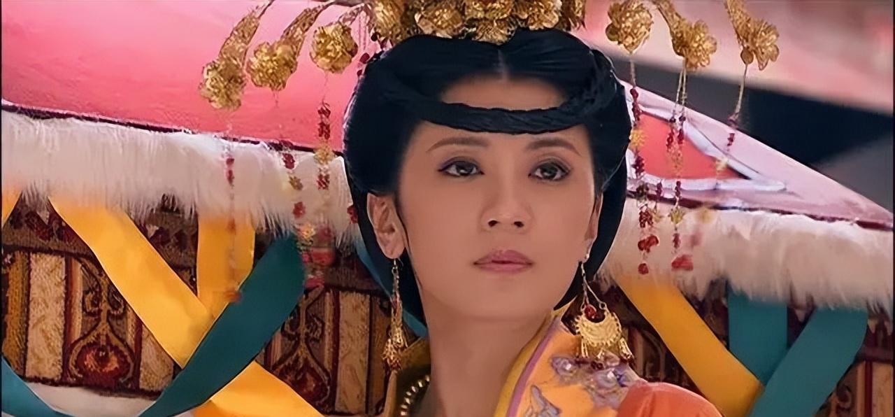 一天晚上，太平公主偷偷地将冯小宝送进了武则天的寝宫，透过帘子，映入冯小宝眼中的，