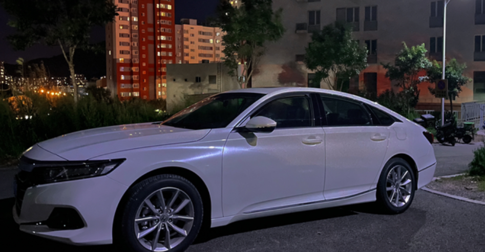 22款豪华版提车日记
幻夜没有现车，性子急，直接就定豪华了，差的配置不多，也没在