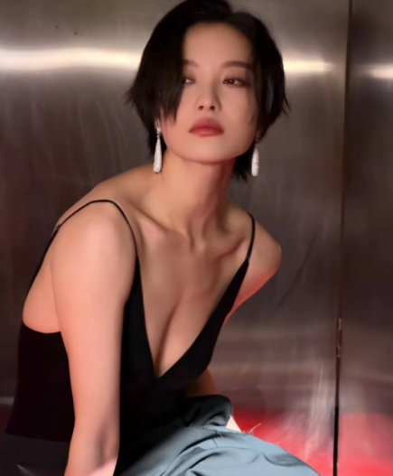 短发的倪妮，差点看成是辛芷蕾，眼神超像。