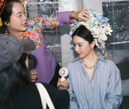 戴着美丽的簪花，在市集吹吹风，阚清子值得关注