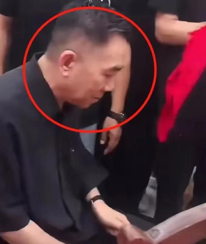 杨少华出殡，杨议嘴角带笑！原来红彤彤的百元大钞才是真因！有人说这是什么风俗，为什