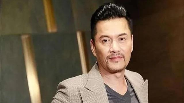 70岁吕良伟与24岁儿子同框，父子颜值对比引热议
