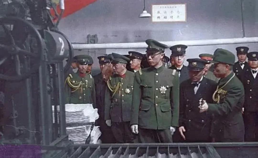 1943年5月6日，“伪满洲国”的皇帝溥仪前往安东人造丝工厂视察。实际上，这所谓