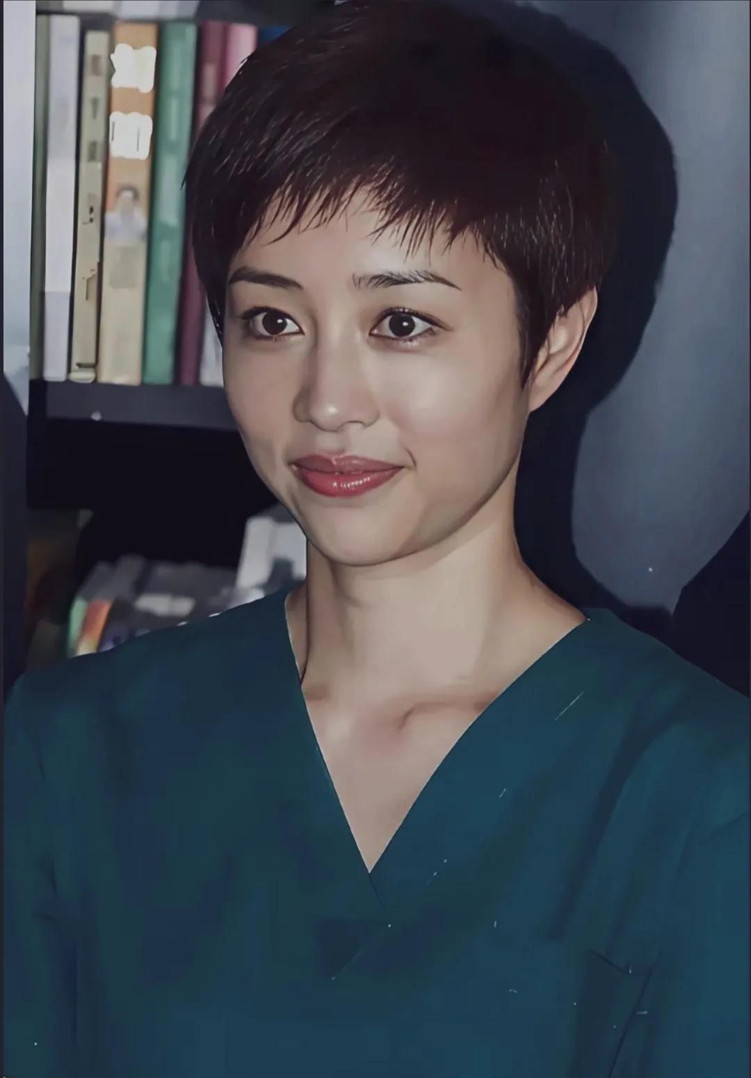 张龄心演的江亚菲被她演活灵活现，真实自然，
长相大气演技一流，有颜值有实力，就是