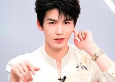 二、私生饭产业链：当“追星”沦为犯罪
事件背后，暴露的不仅是个人行为失控，更是一