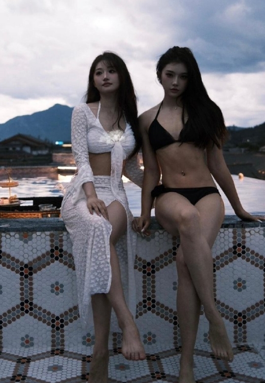 吴艳妮~度假泳装照，肌肉线条健康有力。只是这腰是她的吗？